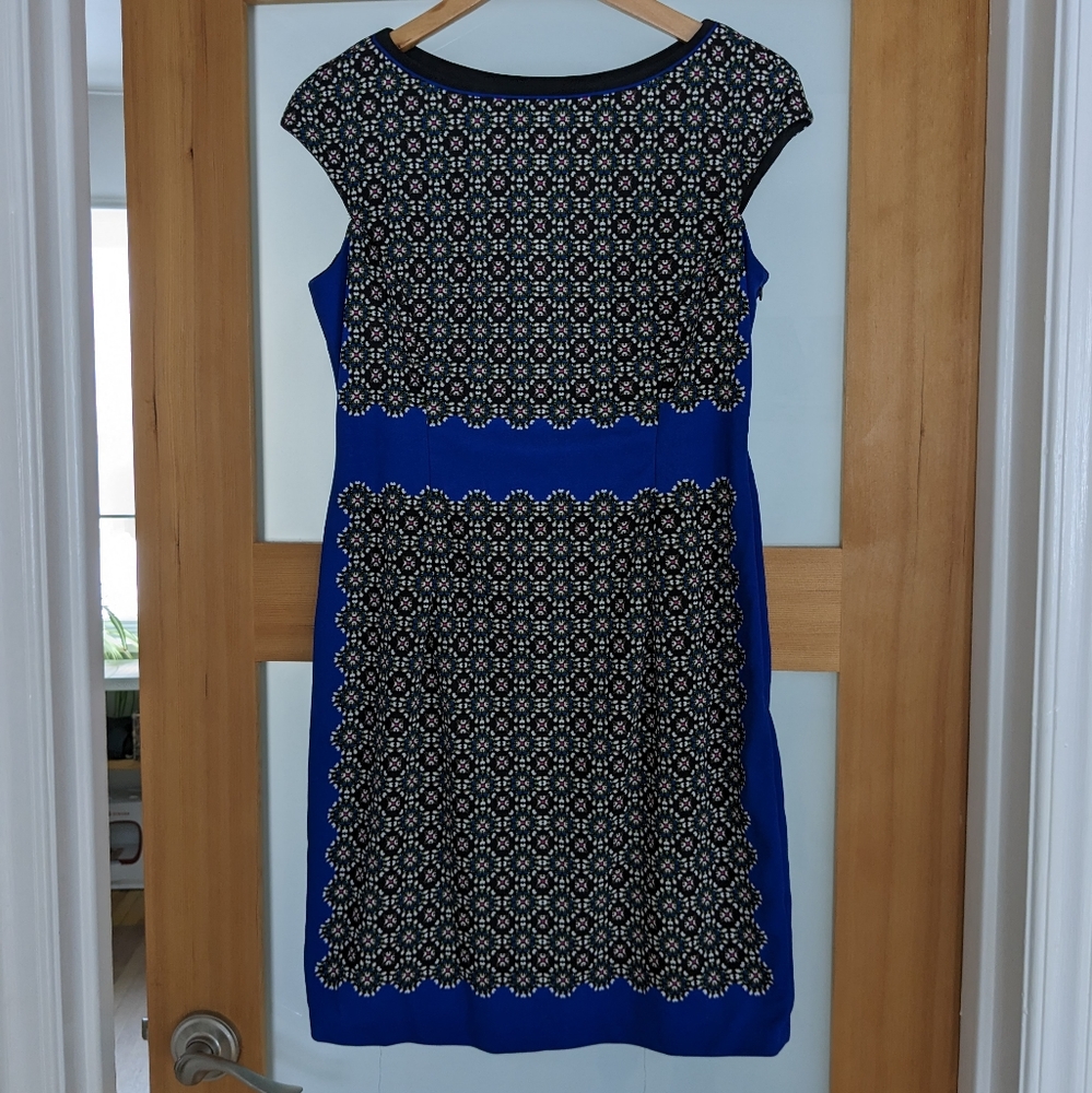 Cap sleeved Maggy London patterned dress